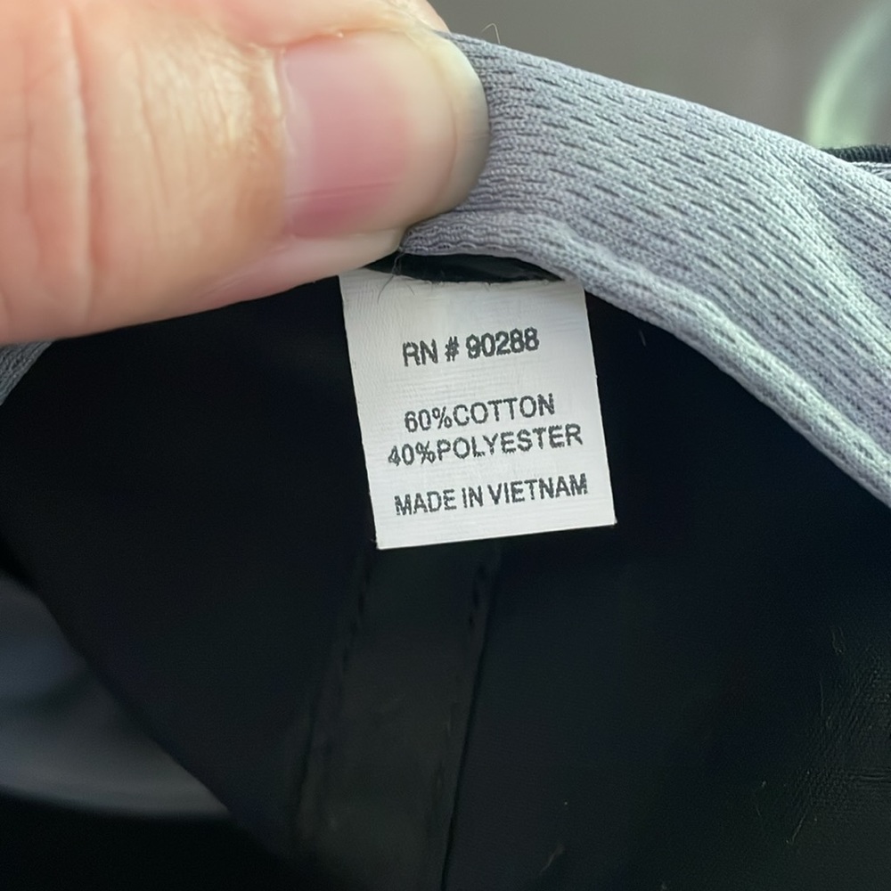 Adidas Kid’s Cap Black/White Adjustable Velcro back strap. Firm brim. - Picture 4 of 5